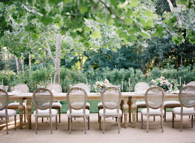 Mesa de casamento com cadeiras ao ar livre — Fotografia de Stock