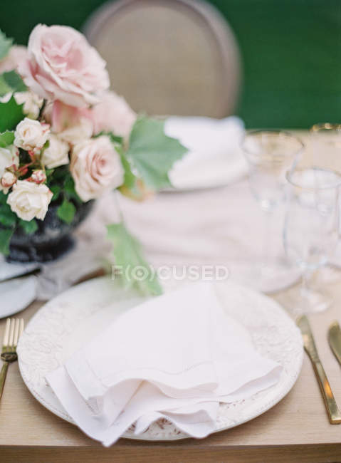Buquê de flores na mesa de casamento — Fotografia de Stock