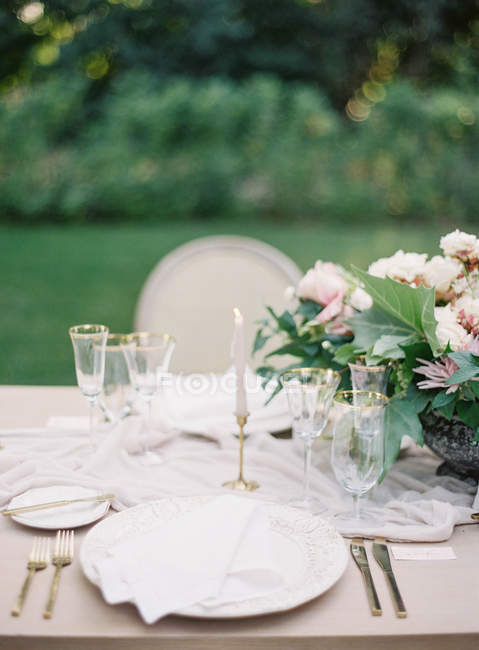 Квітковий букет на весільному столі — стокове фото