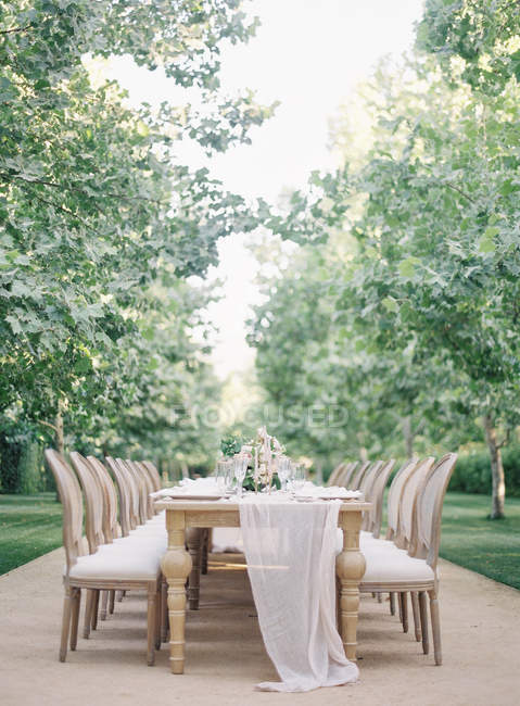 Wedding table with chairs outdoors — Stock Photo