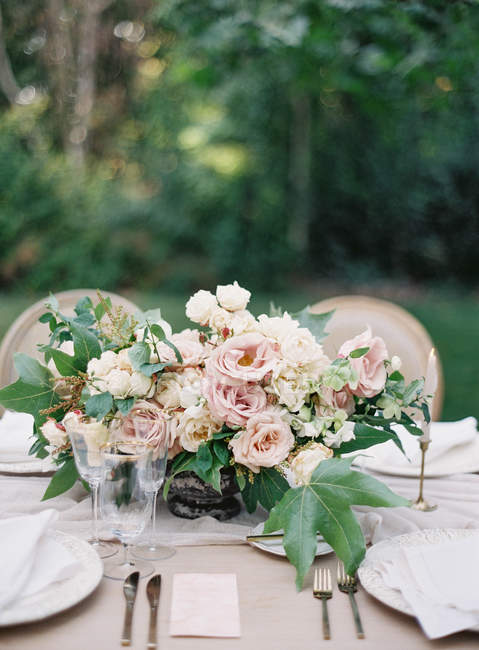 Flower bouquet on wedding table — Stock Photo