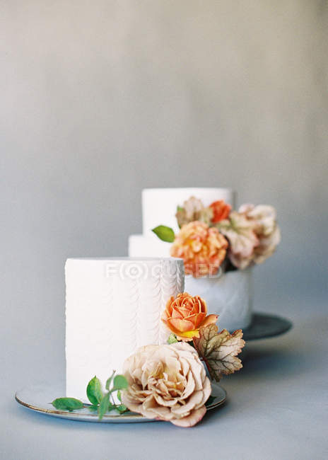 Tortas de boda con decoración de flores - foto de stock