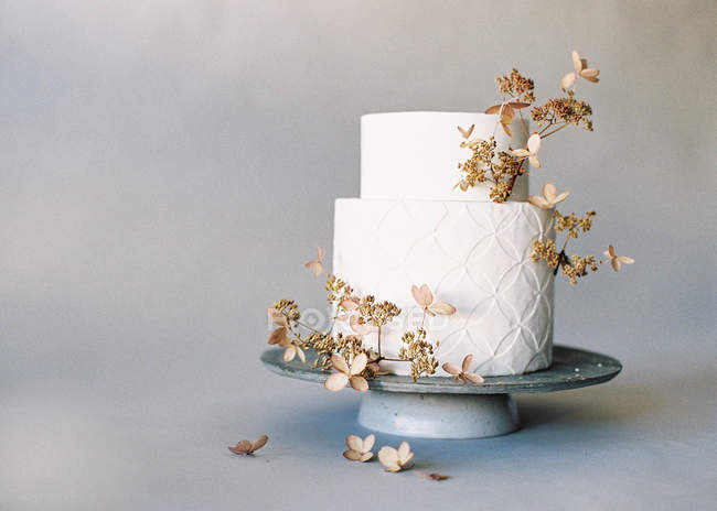 Hochzeitstorte mit Blumenschmuck — Stockfoto