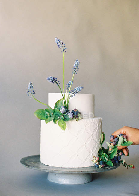 Bolo de casamento elegante com decoração floral — Fotografia de Stock