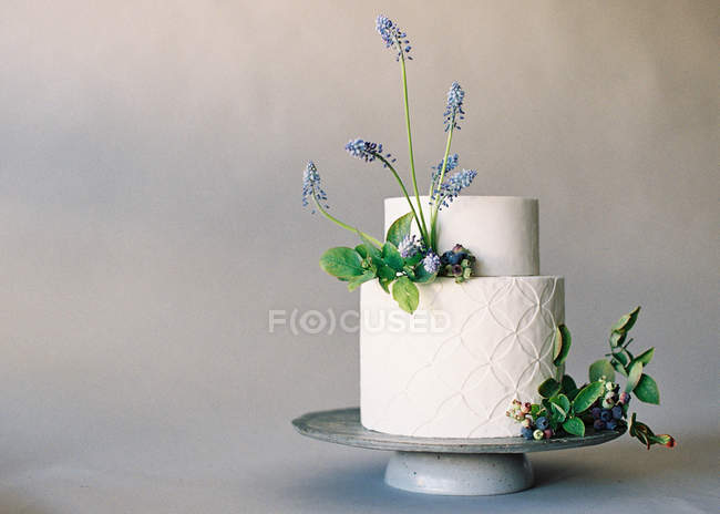 Wedding cake with flower decoration — Stock Photo