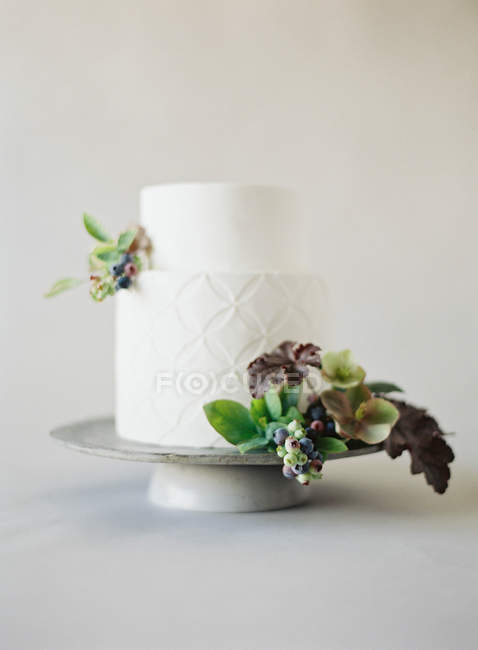 Bolo de casamento com decoração floral — Fotografia de Stock