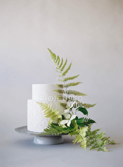 Hochzeitstorte mit Blumenschmuck — Stockfoto