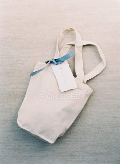 Еко сумка з вітальною етикеткою — стокове фото