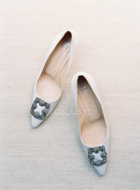 Chaussures à talons hauts nuptiales avec pierres précieuses — Photo de stock
