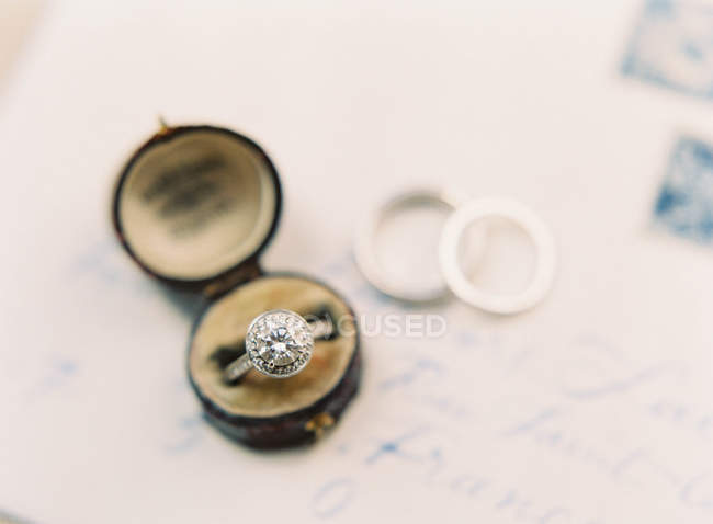 Элегантные свадебные кольца на столе — стоковое фото