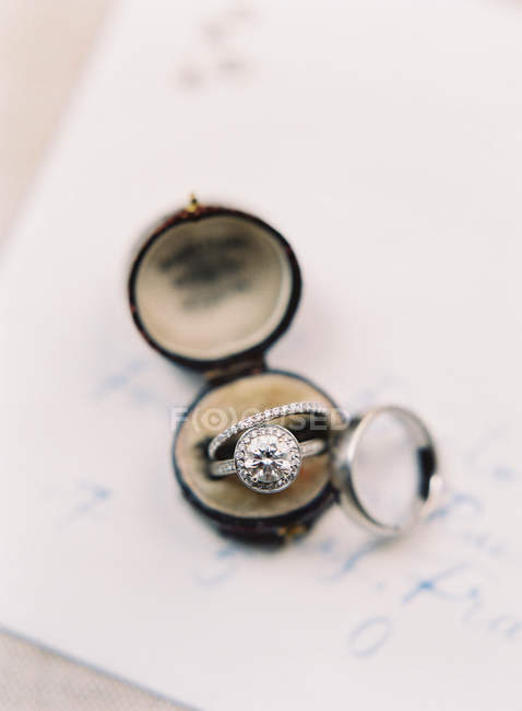 Elegantes anillos de boda en la mesa - foto de stock