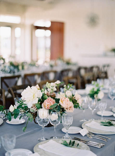 Mesas de casamento configuração com flores — Fotografia de Stock