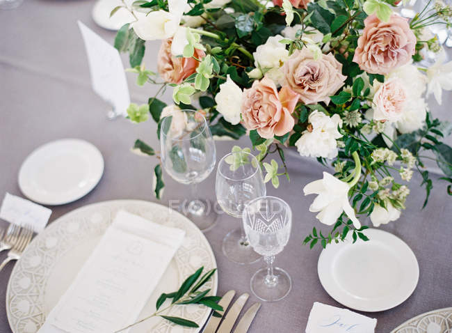 Copas de vino arregladas en mesa de boda - foto de stock