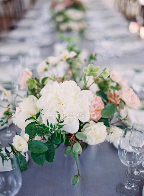 Bouquet de roses roses sur la table — Photo de stock