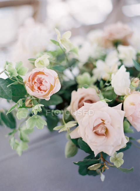 Buquê de rosas rosa na mesa — Fotografia de Stock