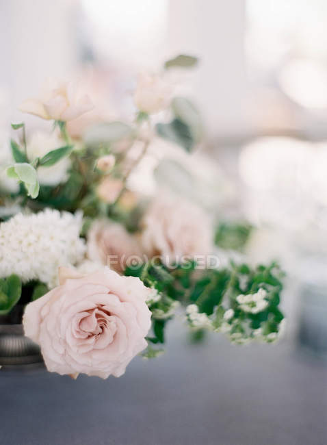 Bouquet di rose rosa sul tavolo — Foto stock
