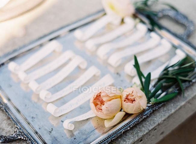 Vassoio in metallo con fiori e carte da lettere — Foto stock