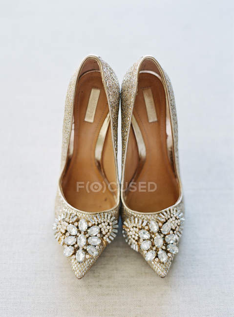 Chaussures à talons hauts nuptiales avec pierres précieuses — Photo de stock