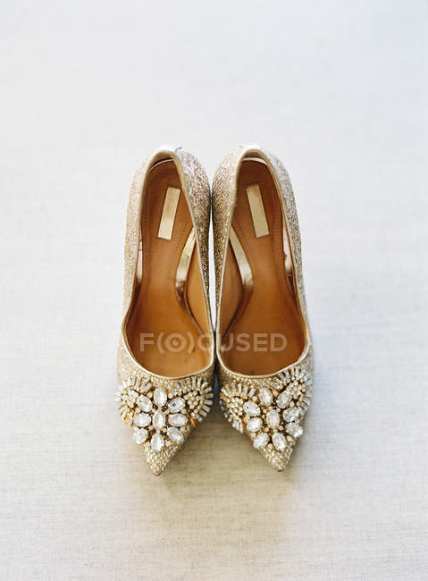 Весільне взуття на високих підборах з дорогоцінними каменями — стокове фото