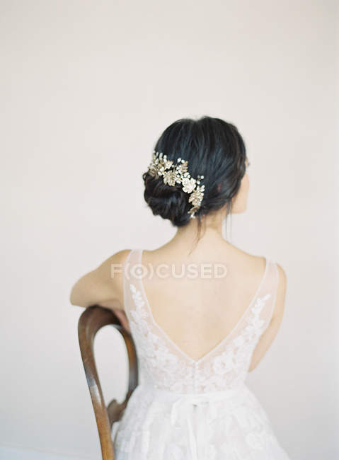 Jovem noiva vestindo vestido de noiva — Fotografia de Stock