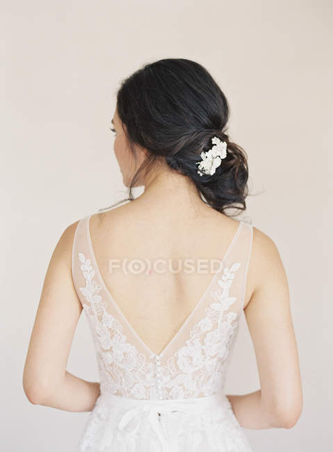 Jeune mariée portant une robe de mariée — Photo de stock
