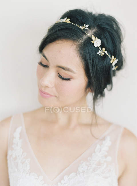 Donna in abito da sposa e corona decorativa — Foto stock