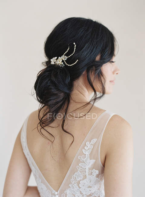 Jeune mariée en robe de mariée — Photo de stock
