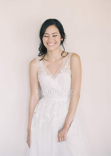 Жінка в весільній сукні усміхається — стокове фото