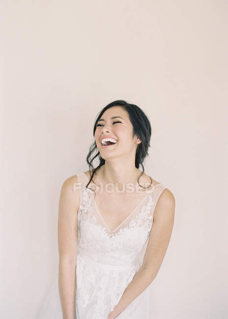 Femme en robe de mariée riant — Photo de stock