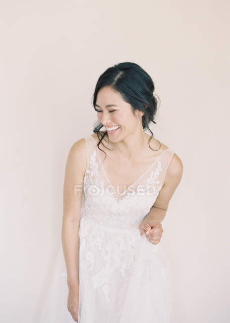Mujer en vestido de novia riendo - foto de stock