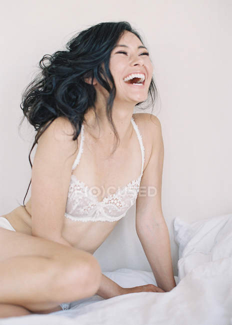 Женщина в изысканном белье смеется — стоковое фото