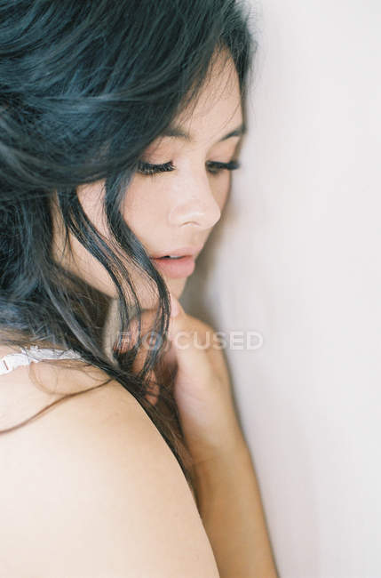 Mulher em lingerie encostada à parede — Fotografia de Stock