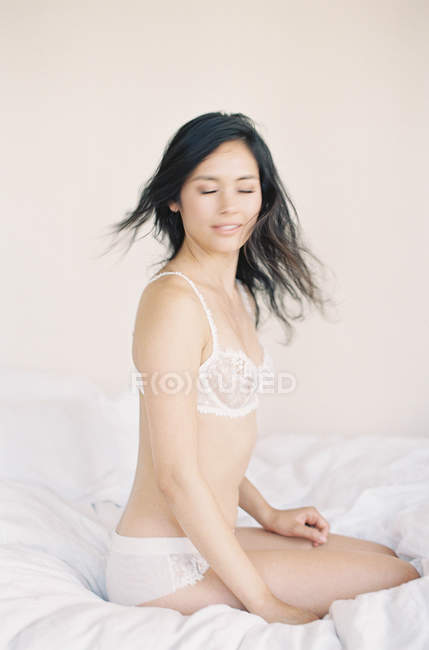 Mulher no requintado lingerie lançando cabelo — Fotografia de Stock