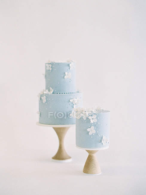 Wedding cakes with icing and flower decoration — Stock Photo