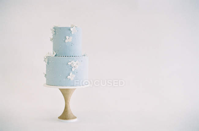 Свадебный торт с цветочным декором — стоковое фото