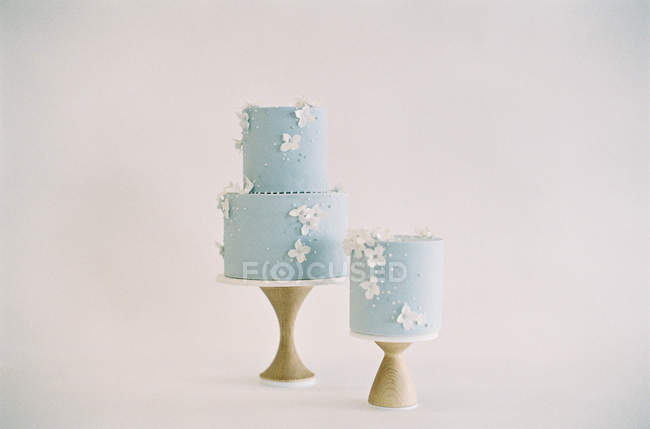 Весільні торти з глазур'ю та прикрасою квітів — стокове фото