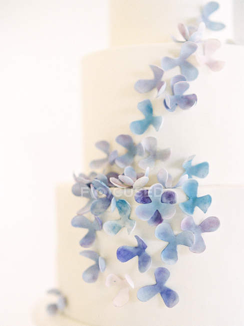 Весільний торт з квітковим прикрасою — стокове фото