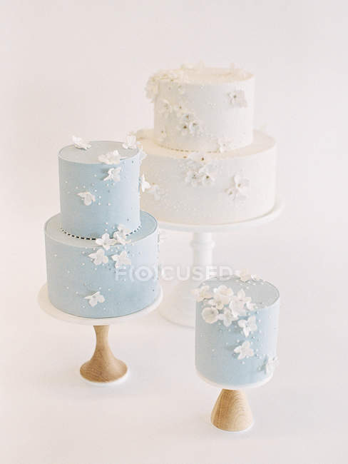Wedding cakes with icing and flower decoration — Stock Photo