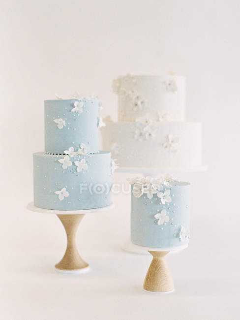 Wedding cakes with icing and flower decoraction — Stock Photo