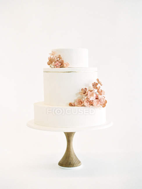 Bolo de casamento com decoração floral — Fotografia de Stock