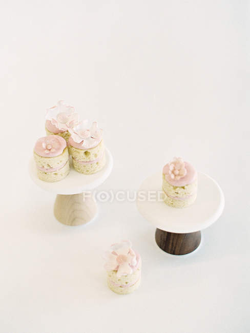 Cakes with glaze and flowers on top — Stock Photo