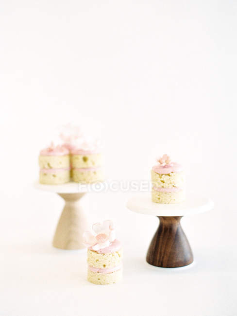 Cakes with glaze and flowers on top — Stock Photo