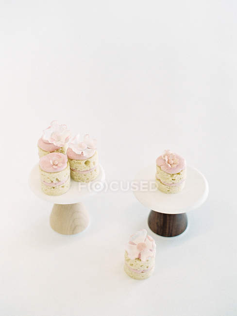 Tortas con esmalte y flores en la parte superior - foto de stock