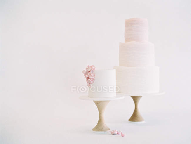 Bolos de casamento com gelo e decoração de flores — Fotografia de Stock