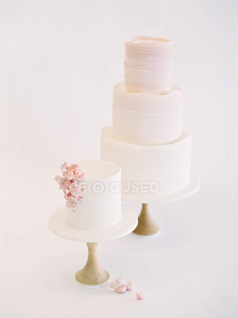 Весільні торти з глазур'ю та прикрасою квітів — стокове фото