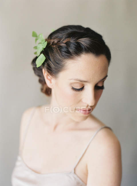 Mulher com folhas no cabelo — Fotografia de Stock