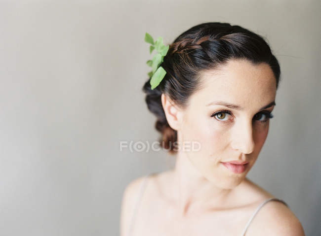 Femme avec des feuilles dans les cheveux — Photo de stock