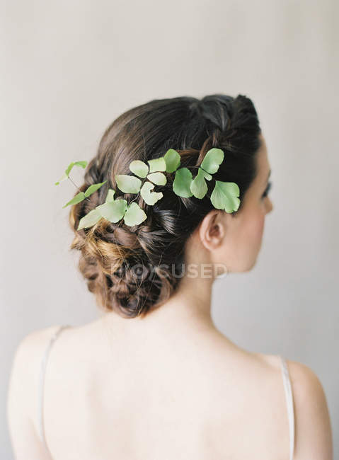 Mujer con hojas de plantas en el cabello - foto de stock