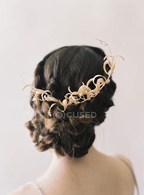 Женские волосы с декоративным венком — стоковое фото