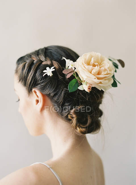 Flor e folhas no cabelo da mulher — Fotografia de Stock